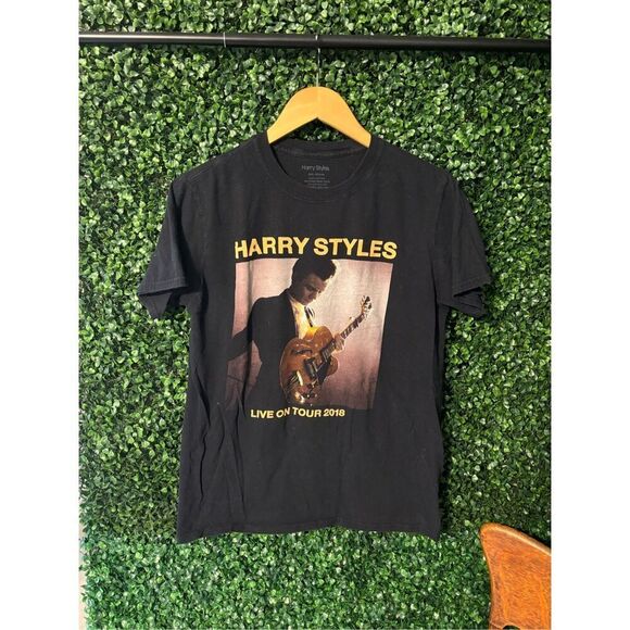 Harry Styles GUITAR Tee MEDIUM LIVE ON TOUR 2018! ORIGINAL CONCERT MERCH! - Picture 1 of 3